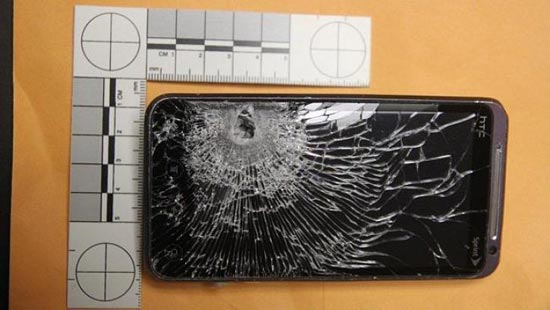 หนุ่มปั๊มมะกันรอดปาฏิหาริย์ หลังถูกคนร้ายยิงแต่กระสุนถูกโทรศัพท์แทน