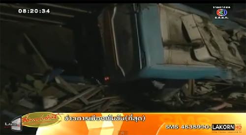 อุบัติเหตุรถทัวร์ เชียงใหม่ พิษณุโลก เสียหลักข้ามเกาะพุ่งชนบ้าน เจ็บ 6