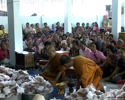 ชาวบ้านแห่รับยาผีบอกรักษาทุกโรคจนแน่นวัด