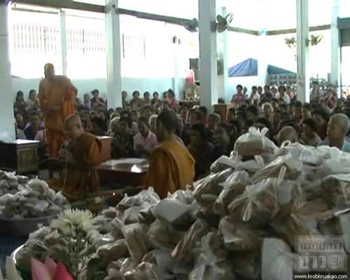 ชาวบ้านแห่รับยาผีบอกรักษาทุกโรคจนแน่นวัด