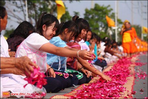 พุทธศาสนิกชน ร่วมโปรยกลีบกุหลาบ