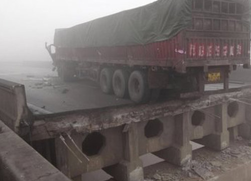 รถบรรทุกดอกไม้ไฟระเบิด