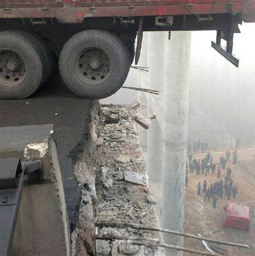 รถบรรทุกดอกไม้ไฟระเบิด