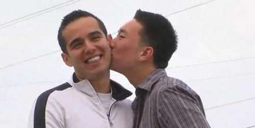 คู่เกย์มะกันโดนยามไล่ออกจากห้าง หลังกอด-จูบโจ่งครึ่ม