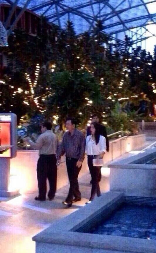 ทักษิณ ใบเตย ภาพว่อนเน็ต จูงมือที่สิงคโปร์ ใช่หรือไม่