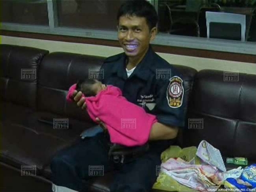 แม่ใจร้าย! ทิ้งลูกน้อยวัย 1 เดือน ในตู้โทรศัพท์ ซ.ลาดพร้าว 55