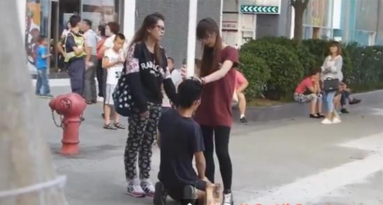 คลิปสาวฮ่องกงให้แฟนคุกเข่า แล้วตวาด-ตบในที่สาธารณะ