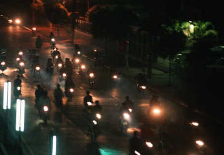 เก๋งป้ายแดงเสียหลักพุ่งชนเด็กแว้น เจ็บนับ 10 สาหัส 2