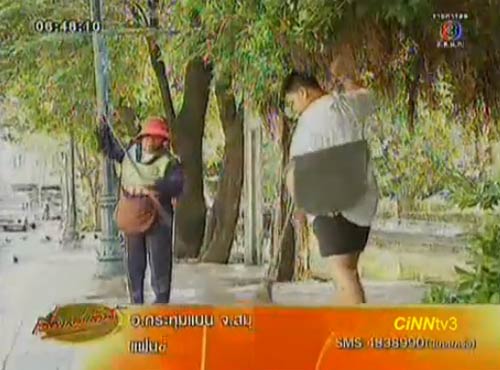 น้องพร วัย 14 ปี ช่วยแม่กวาดถนนทุกวัน ไม่อายใคร