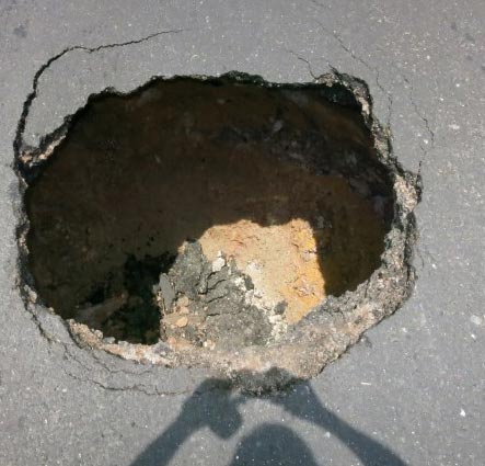 หลุมยุบกลางถนนสิงคโปร์ลึก 3 เมตร มอเตอร์ไซค์หวิดดับ