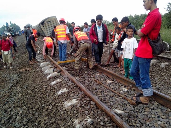 รถไฟบรรทุกสินค้าตกรางที่โคราช สายอีสานชะงัก