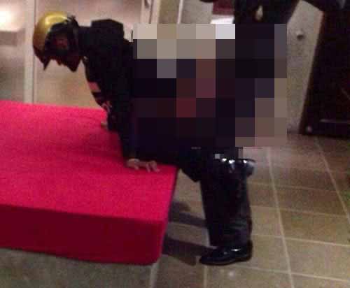 ภาพตำรวจมีเซ็กส์ ในเครื่องแบบ ทางประตูหลัง