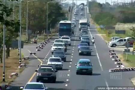 ประชาชนแห่กลับบ้านสงกรานต์ ถนนสายหลักเริ่มติดขัดแล้ว