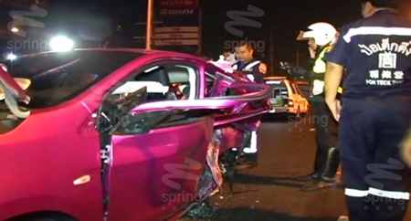 4 สาวกลับจากเที่ยว ซิ่งเก๋งป้ายแดงชนแท่งปูนโทลล์เวย์ ดับ 2 สาหัส 2