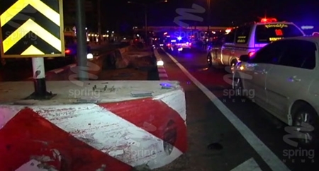 4 สาวกลับจากเที่ยว ซิ่งเก๋งป้ายแดงชนแท่งปูนโทลล์เวย์ ดับ 2 สาหัส 2