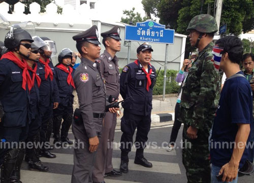 ผู้กองปูเค็ม บุกแยกขัตติยานี ร้องถ่ายทอดสด