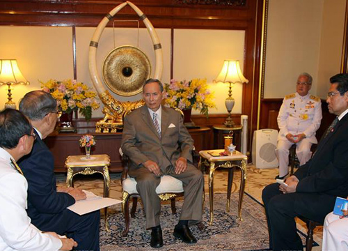 ในหลวง โปรดเกล้าฯ จนท.โครงการพระราชดำริ ถวายรายงาน