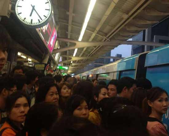 รถไฟฟ้า BTS สายสีลมเกิดเหตุขัดข้อง