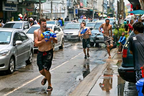 โพลชี้ ชาวต่างชาติอยากเล่นสงกรานต์ เชียงใหม่-ภูเก็ต มากสุด