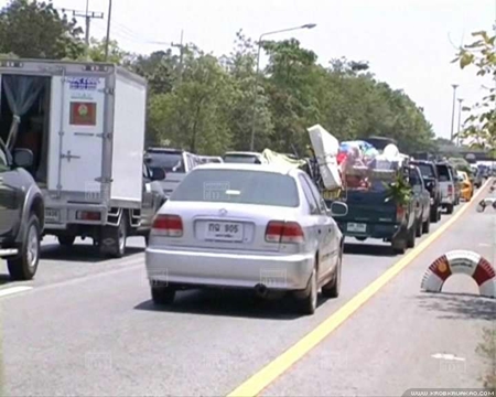 ประชาชนแห่กลับบ้านสงกรานต์ ถนนสายหลักเริ่มติดขัดแล้ว