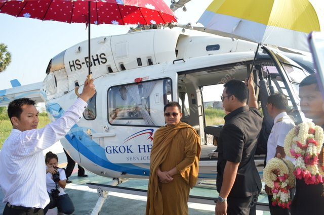  หลวงปู่เณรคำ ฉัตติโก พระนั่งเครื่องบินส่วนตัว 
