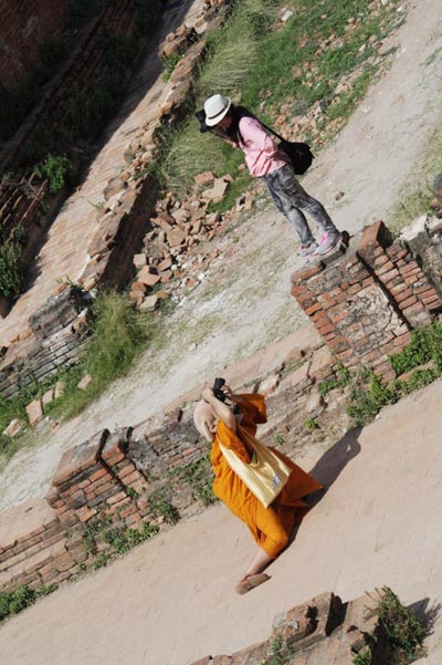 พระถ่ายรูปให้สีกา