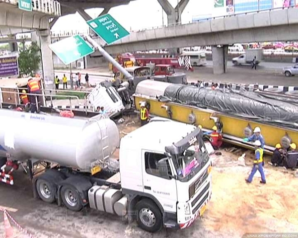 รถบรรทุกน้ำมันชนแท่งปูน