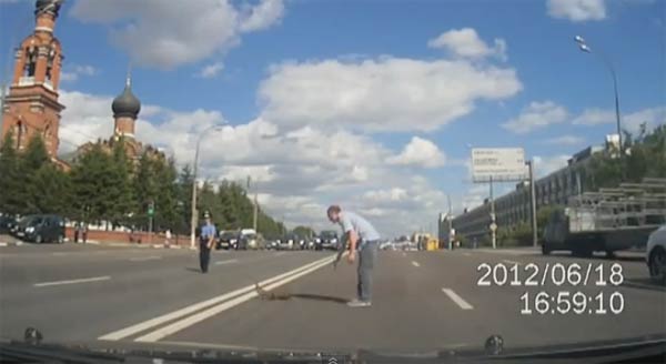  คลิปถนนในรัสเซีย น้ำใจบนถนนในรัสเซีย ช่วยสังคมให้น่าอยู่