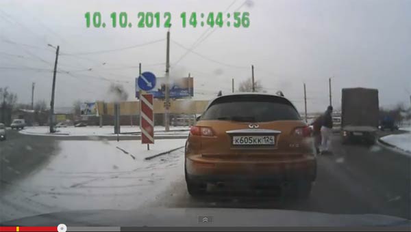 คลิปถนนในรัสเซีย น้ำใจบนถนนในรัสเซีย ช่วยสังคมให้น่าอยู่