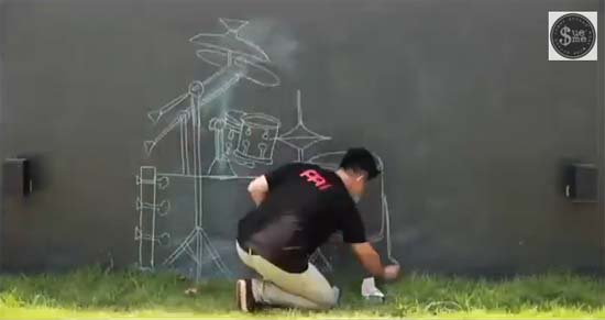 คลิปตีกลองล่องหน BBC ตีข่าวหนุ่มไทย ตีกลองล่องหน