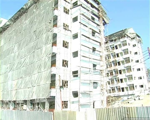 ตึกก่อสร้าง 8 ชั้น หลังห้างเซียร์ เอียงตัว หวั่นถล่ม