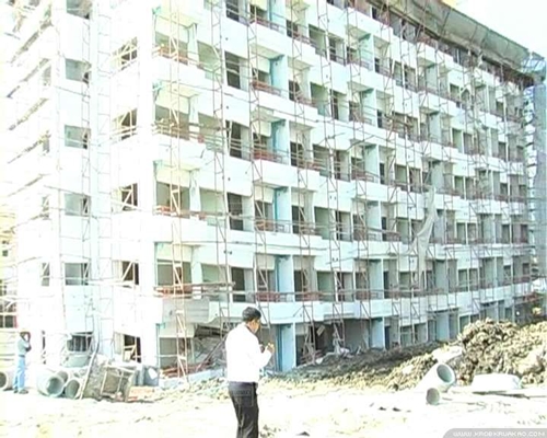 ตึกก่อสร้าง 8 ชั้น หลังห้างเซียร์ เอียงตัว หวั่นถล่ม