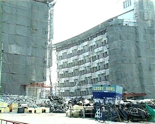 ตึกก่อสร้าง 8 ชั้น หลังห้างเซียร์ เอียงตัว หวั่นถล่ม