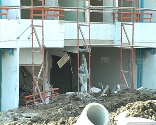 ตึกก่อสร้าง 8 ชั้น หลังห้างเซียร์ เอียงตัว หวั่นถล่ม