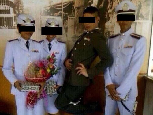 ตำรวจนะยะ ตำรวจกะเทย ใส่ชุดข้าราชการ โพสท่าถ่ายรูปไม่เหมาะสม