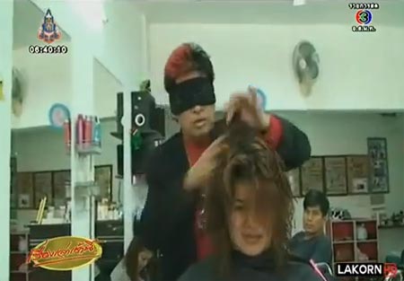 โก๋ กรรไกรคู่ ช่างผมชื่อดัง โชว์เทคนิคปิดตาใช้ไฟ-เศษแก้ว ซอยผม  