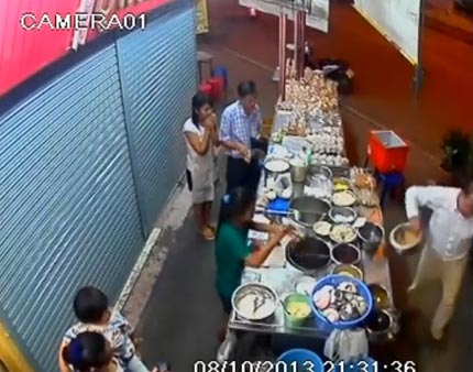 คลิปพังร้านน้ำเต้าหู้แปดริ้ว เอาปืนขู่ เหตุฉุนแม่ค้าทำไม่ถูกใจ