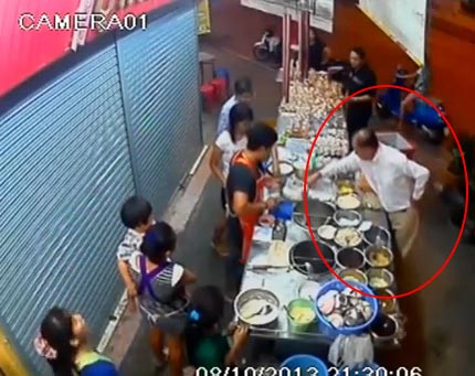 คลิปพังร้านน้ำเต้าหู้แปดริ้ว เอาปืนขู่ เหตุฉุนแม่ค้าทำไม่ถูกใจ