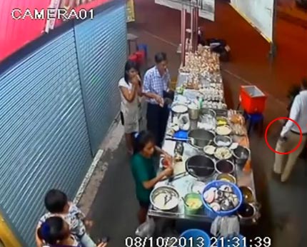 คลิปพังร้านน้ำเต้าหู้แปดริ้ว เอาปืนขู่ เหตุฉุนแม่ค้าทำไม่ถูกใจ