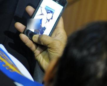 ส.ว.กระบี่ ดูภาพโป๊กลางสภา อ้างดูรูปหลานชาย  