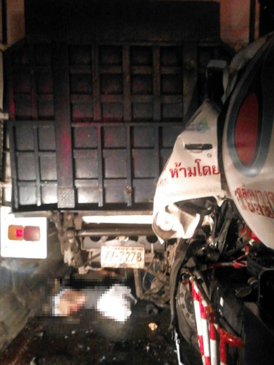 รถแก๊สพุ่งชนท้ายรถห้องเย็นจอดข้างทาง ดับ 3 ศพ