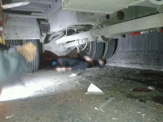 รถแก๊สพุ่งชนท้ายรถห้องเย็นจอดข้างทาง ดับ 3 ศพ