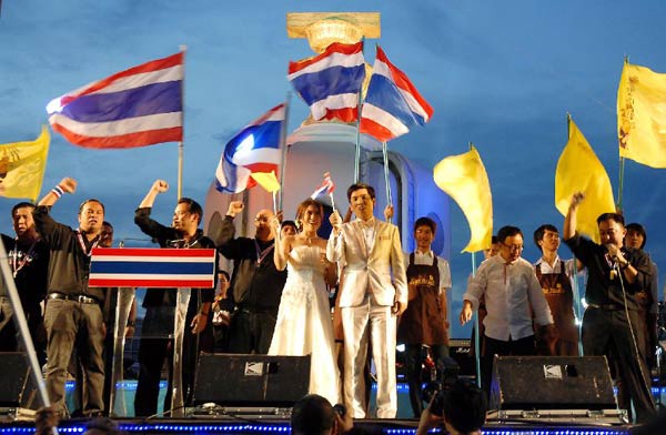 แต่งงานในม็อบ บ่าว-สาว ควงคู่เป่านกหวีด แชะภาพกลางม็อบราชดำเนิน