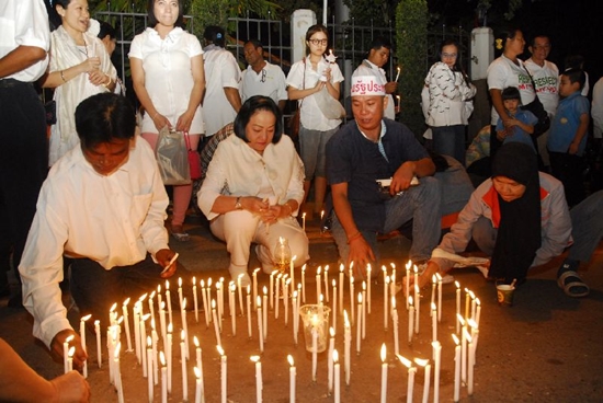 กลุ่มเสื้อขาวจุดเทียนสันติภาพทั่วประเทศ หนุนเลือกตั้ง 2 ก.พ. 57