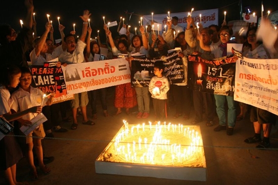 กลุ่มเสื้อขาวจุดเทียนสันติภาพทั่วประเทศ หนุนเลือกตั้ง 2 ก.พ. 57