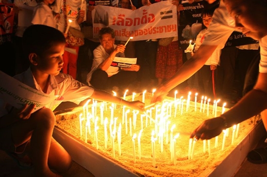 กลุ่มเสื้อขาวจุดเทียนสันติภาพทั่วประเทศ หนุนเลือกตั้ง 2 ก.พ. 57