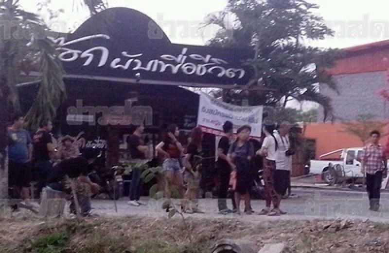 เสื้อแดงเชียงใหม่บุกไล่วงมาลีฮวนน่า เคืองขึ้นเวที กปปส. ด่านายกฯ 