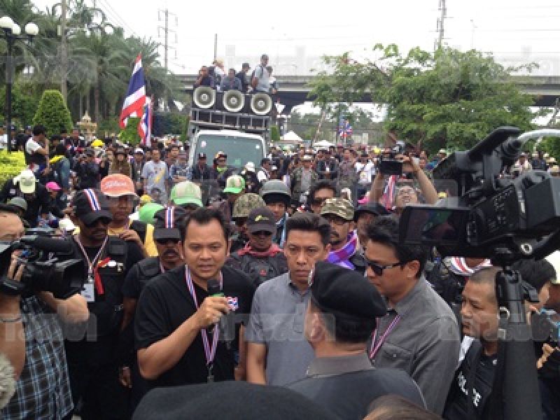 ชุมพล-พุฒิพงษ์ นำมวลชนบุกเข้าด้านในสโมสรตำรวจ รอพบ เฉลิม