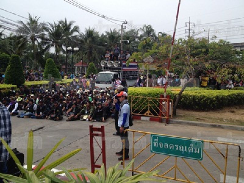 ชุมพล-พุฒิพงษ์ นำมวลชนบุกเข้าด้านในสโมสรตำรวจ รอพบ เฉลิม