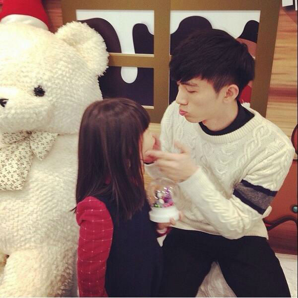 ​แชร์กระจาย ความน่ารักของพี่ชาย-น้องสาวชาวจีน อายุห่างกัน 18 ปี